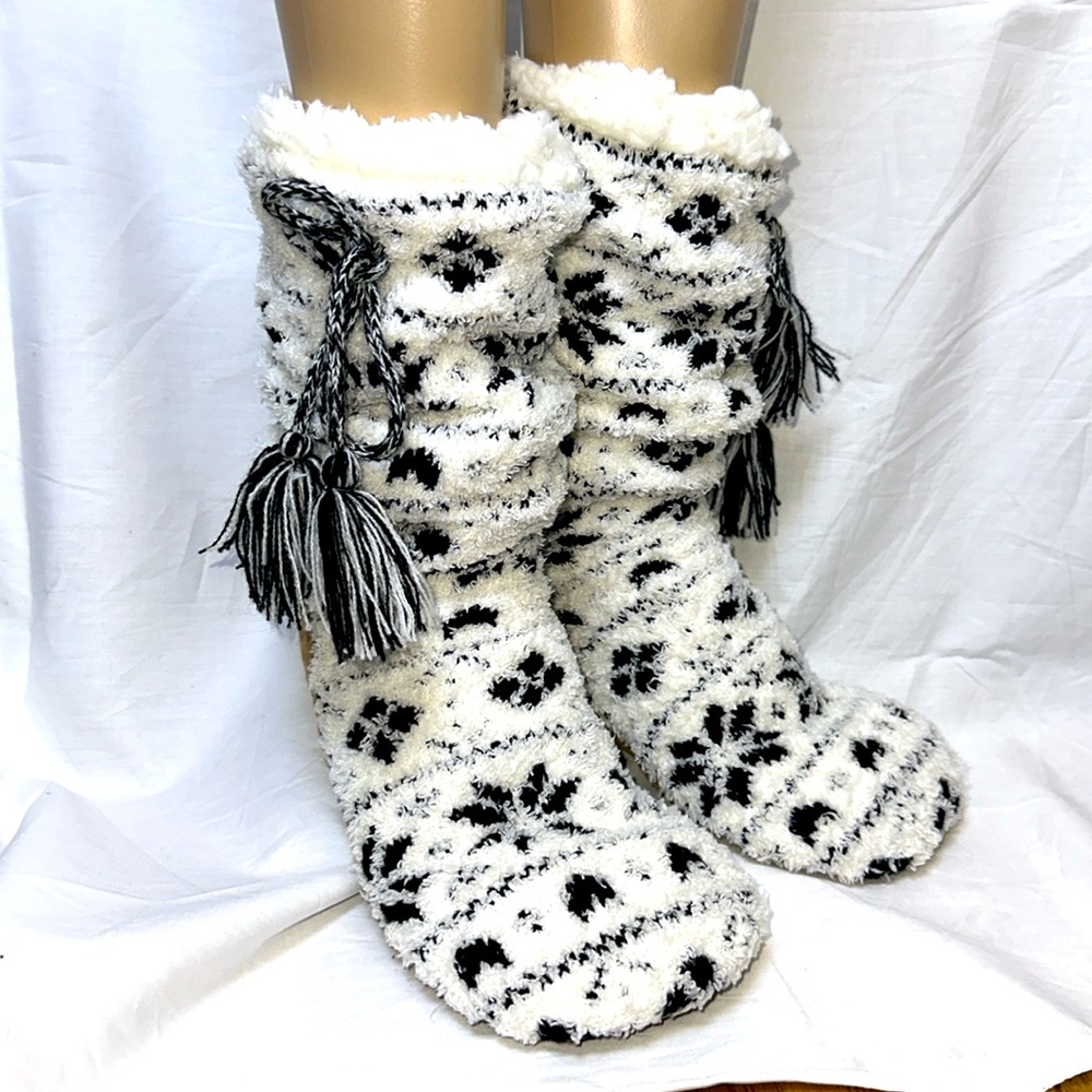 Jane and Bleecker Slipper Socks. NWOT White with Black Snowflake Motif. L/XL